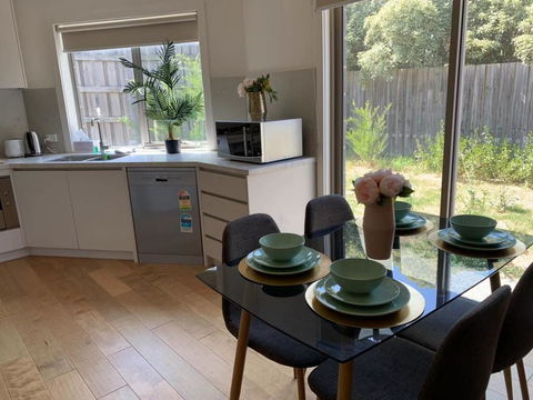 Delicate And Peaceful Bundoora Townhouse 11-R2 - Holiday Find 2