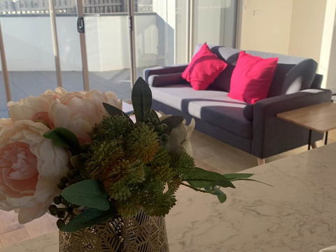 Delicate And Peaceful Bundoora Townhouse 12-R4 - Holiday Find 1