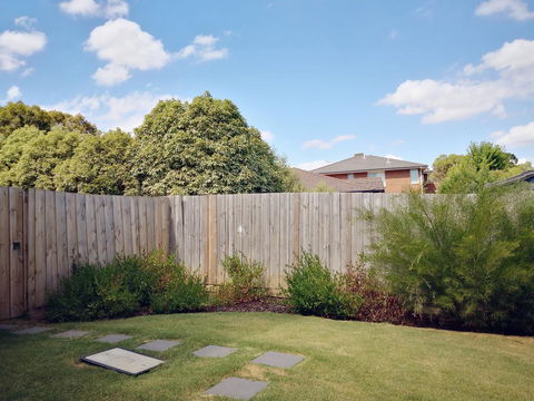 Delicate And Peaceful Bundoora Townhouse 20-R2 - Holiday Find 0