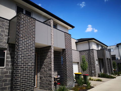 Delicate And Peaceful Bundoora Townhouse 20-R2 - Holiday Find 1