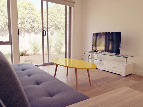 Delicate And Peaceful Bundoora Townhouse 20-R4 - Holiday Find 0