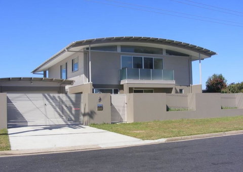 Dew On Lakeview Street - Holiday Find 0