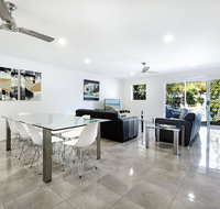 Diamond Beach 3 Bedroom Poolside Apartment - Holiday Find