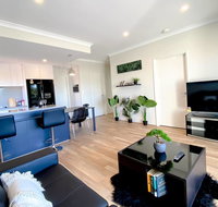 Elegantly Appointed BRAND NEW Luxurious Apartment - Holiday Find