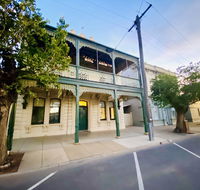 Entire Townhouse in Heart of Echuca's Port CBD - 15 guest capacity - Holiday Find