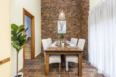 Epping 3BR 3BA Fast Wifi Easy Parking House - Holiday Find 3