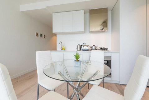 EQ Tower Luxury 1 Bedroom Central Melbourne - Holiday Find 3