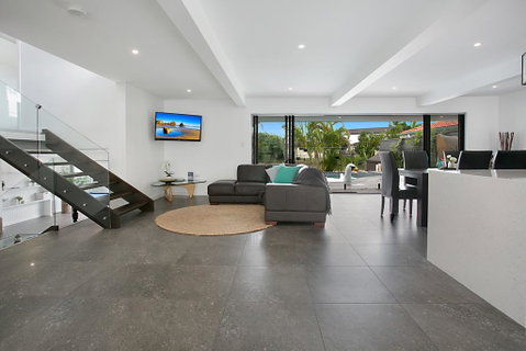 Essence Of Broadbeach - Holiday Find 1