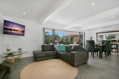 Essence Of Broadbeach - Holiday Find 3