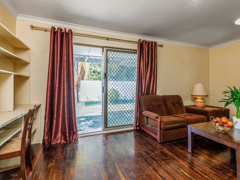 Exclusive Handy Holiday House - Holiday Find 1