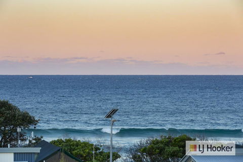 EXCLUSIVE OCEAN VIEW PENTHOUSE ON MARINE PARADE - Holiday Find 1
