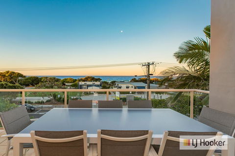 EXCLUSIVE OCEAN VIEW PENTHOUSE ON MARINE PARADE - Holiday Find 0