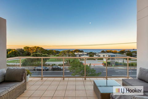 EXCLUSIVE OCEAN VIEW PENTHOUSE ON MARINE PARADE - Holiday Find 3