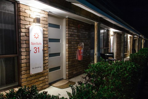 Farnham Court Motel And Restaurant - Holiday Find 3