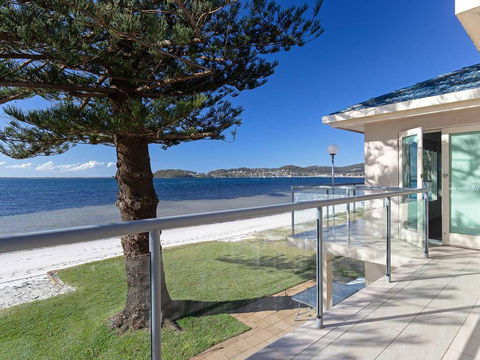 Filoli', 91 Foreshore Drive - Huge Waterfront Home - Holiday Find 0