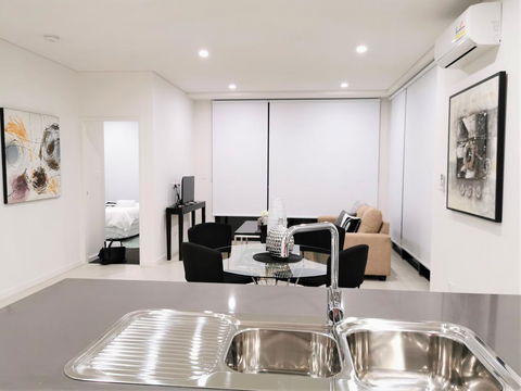 G02 Courtyard Apartment - Holiday Find 3