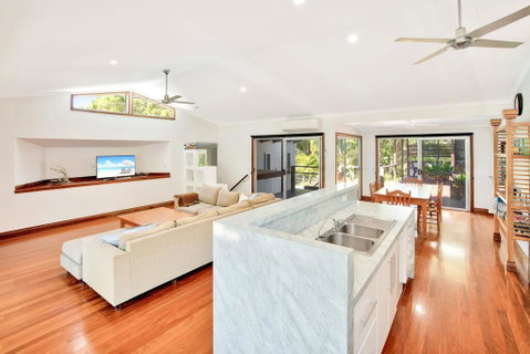Gecko's Rest - Rainbow Shores, Executive Beach House, Pet Friendly, Pool, Wi-fi - Holiday Find 3