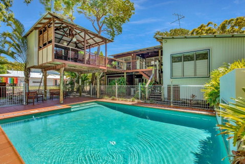 Gecko's Rest - Rainbow Shores, Executive Beach House, Pet Friendly, Pool, Wi-fi - Holiday Find 0