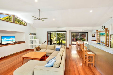 Gecko's Rest - Rainbow Shores, Executive Beach House, Pet Friendly, Pool, Wi-fi - Holiday Find 2