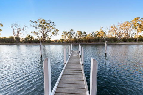 Gippsland Lakehouse A - Canal Frontage - Holiday Find 1