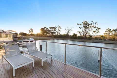 Gippsland Lakehouse A - Canal Frontage - Holiday Find 0