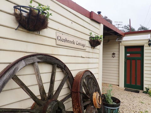 Glenbrook House & Cottage - Holiday Find 0