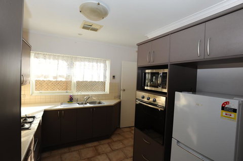 Glenelg Holiday Apartments-Colonial Square - Holiday Find 3