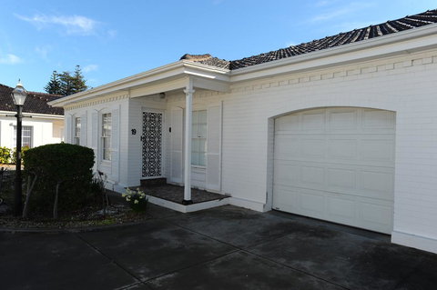 Glenelg Holiday Apartments-Colonial Square - Holiday Find 0