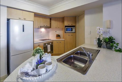 Gold Coast Apartment At Sandcastles On Broadwater - Holiday Find 1