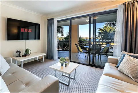Gold Coast Apartment At Sandcastles On Broadwater - Holiday Find 0