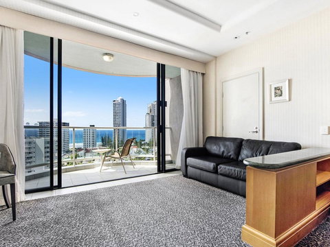 Gold Tower 2 Bed In Oaks Surfers Paradise - Holiday Find 3