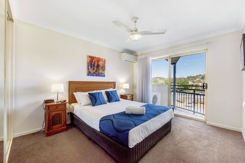 Golden Riviera Absolute Beachfront Resort - Holiday Find 3