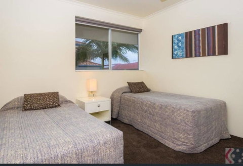 Gorgeous 4 Bed Beachside Apartment - Diamond Beach Resort - Holiday Find 3