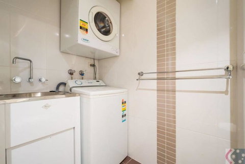 Gorgeous 4 Bed Beachside Apartment - Diamond Beach Resort - Holiday Find 2