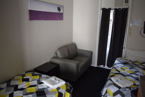 Grand Hotel Mount Morgan - Holiday Find 0