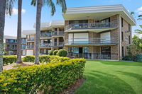 Great location close to waterfront Shops Restaurants and Cafes.