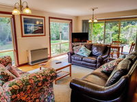 GUMS  ROSES - Family home in the heart of town.