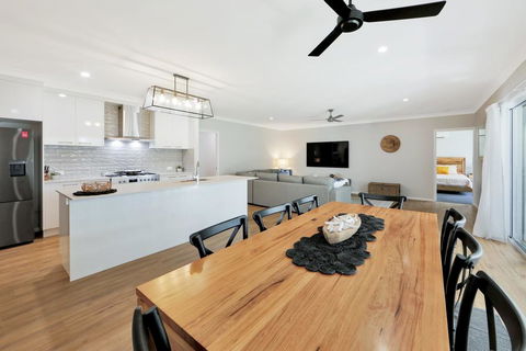 Hamptons @ The Point - Holiday Find 0