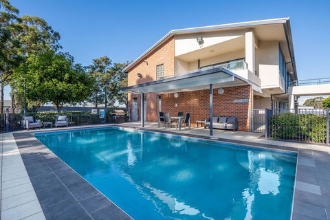 Hawkesbury Race Club Motel - Holiday Find 1