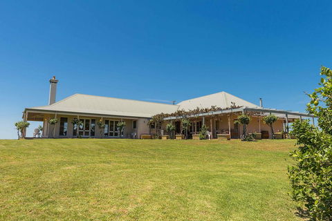 Holman Estate - Holiday Find 1