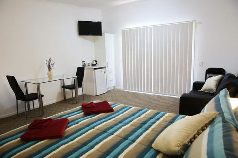 Honeybee - Country Accommodation - Holiday Find 0