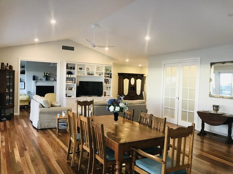 Jetty Splendour Guest Bedroom With Bathroom En-suite B'nB - Holiday Find 2