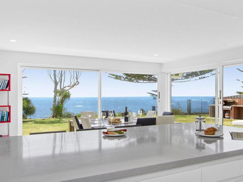 Karelda - Absolute Waterfront Pet Friendly Property - Holiday Find 1