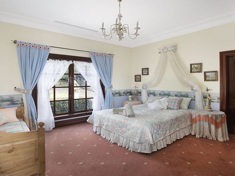 Kilburn - Views As Far As The Eyes Can See - Holiday Find 3