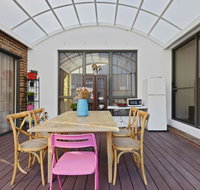 KOZYGURU Belrose Modern Designer 2 Bed  FREE Parking - Holiday Find