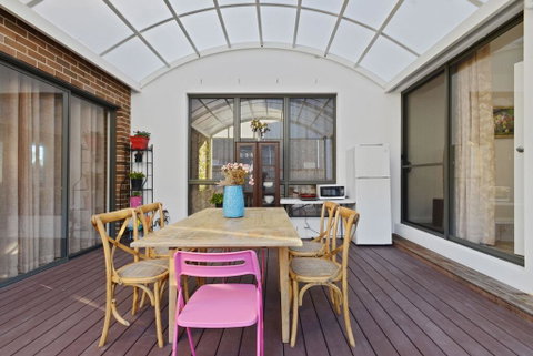 KOZYGURU Belrose Modern Designer 2 Bed + FREE Parking - Holiday Find 0