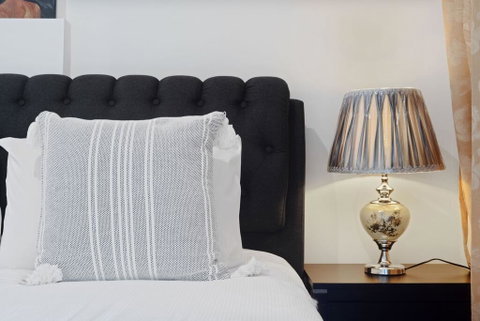 KOZYGURU Belrose Modern Designer 2 Bed + FREE Parking - Holiday Find 1