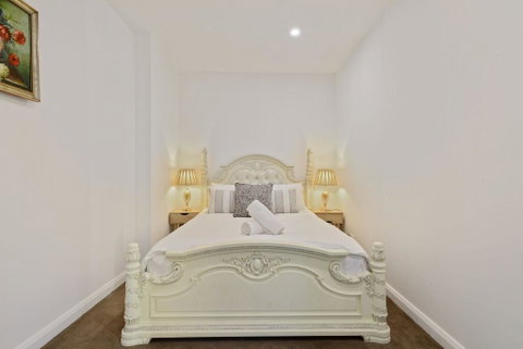 KOZYGURU Belrose Modern Designer 2 Bed + FREE Parking - Holiday Find 2