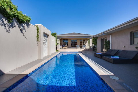 Kraimorie Large Family Beach House With Pool, Superb Water Views, Pool, And Games Room - Holiday Find 1