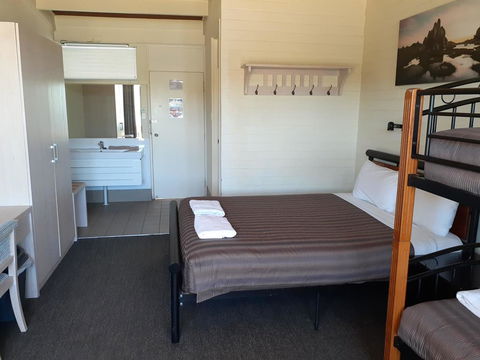 Lake Jindabyne Hotel - Holiday Find 3